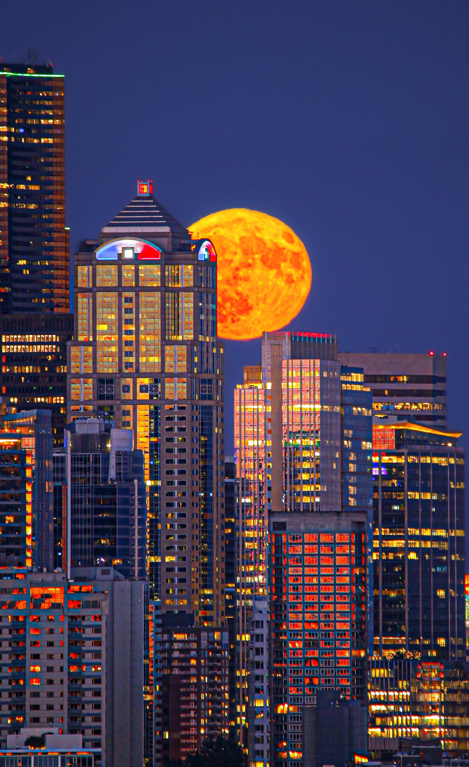 Golden Moonrise Over Seattle AJ Smadi, USA Highly commended, People and Space