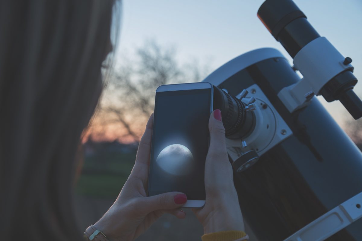 Photograph lunar eclipse with smartphone