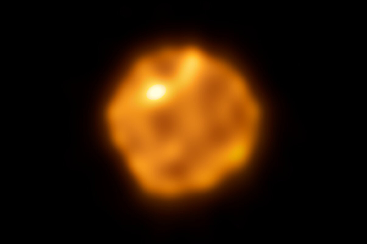 An image of Betelgeuse captured by the Atacama Large Millimeter/submillimeter Array in 2023 shows the star's bumpy atmosphere. Credit: ALMA(ESO/NAOJ/NRAO)/W. Dent et al.