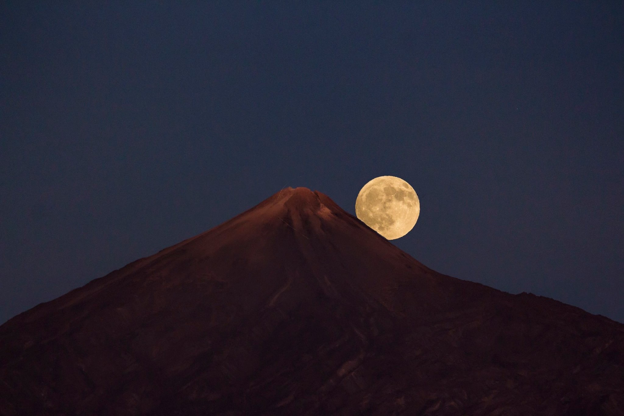 Harvest Moon Rising over Mount Teide, Tenerife by Peter Louer, Tenerife. Equipment: Canon 700D, Canon 100-400mm lens.