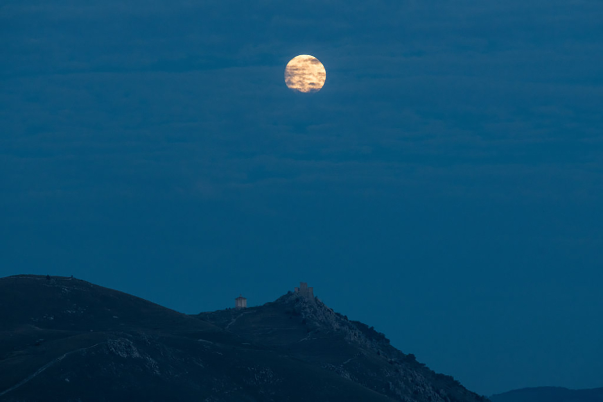 The Hunter's Moon rises much higher in the sky than summer full Moons. Photo by Lorenzo Di Cola/NurPhoto via Getty Images