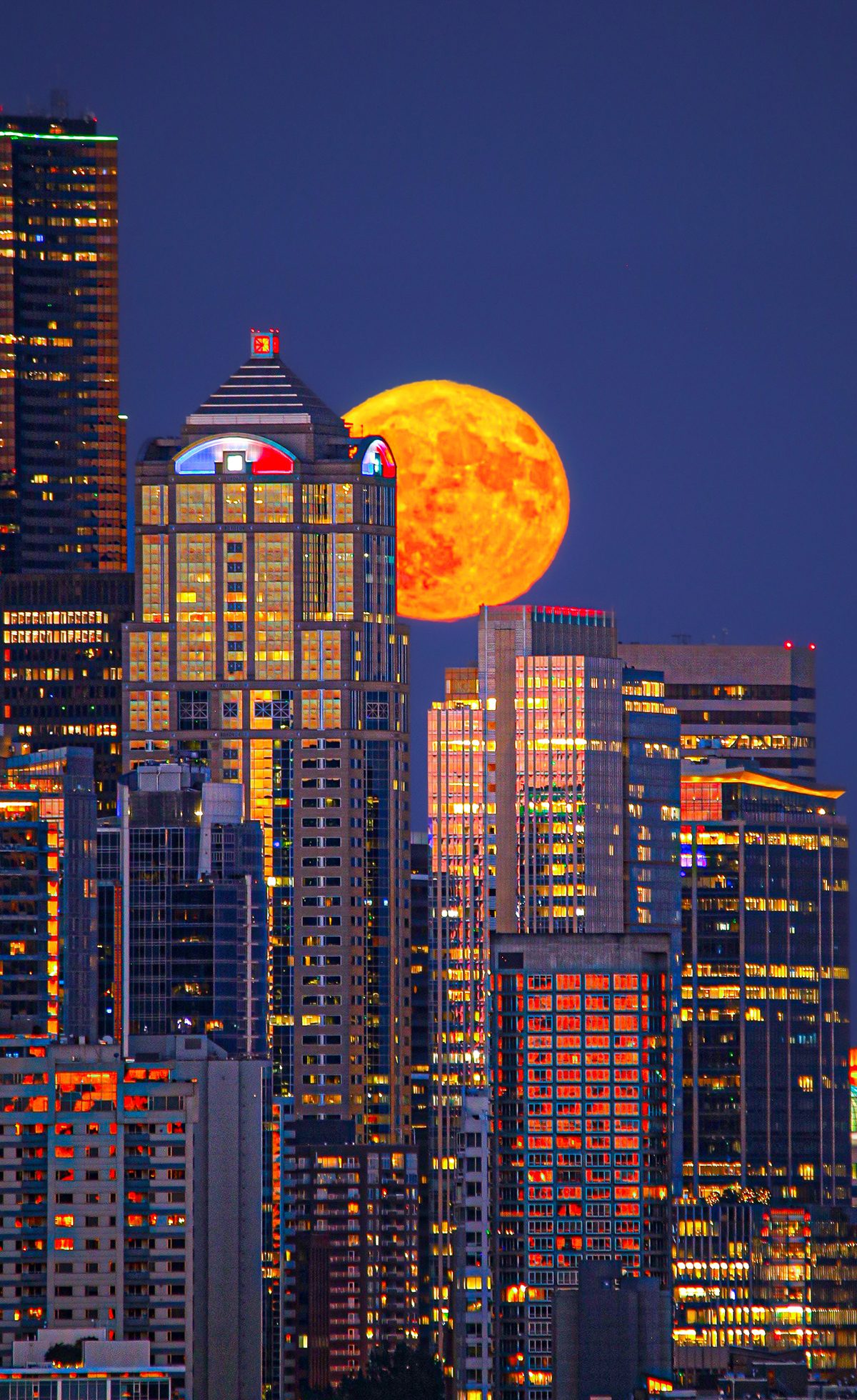 Golden Moonrise Over Seattle © AJ Smadi (USA), People and Space category. Taken with a Canon EOS 6D camera, 600 mm f/7.1, ISO 800, 1/125-second exposure. Location: Seattle, Washington, USA, 11 July 2025