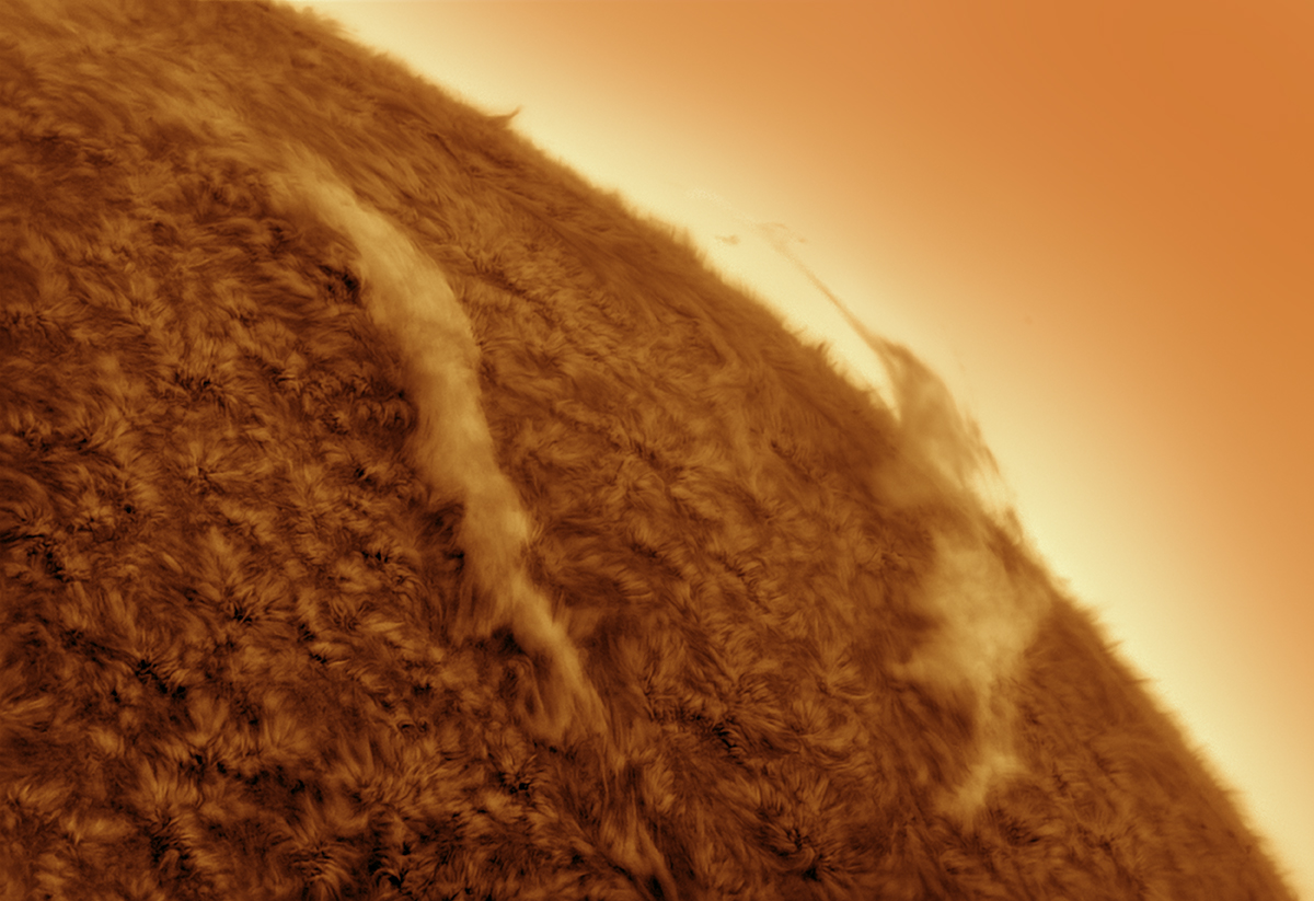 Suspended Plasma © Mario Cogo (Italy), Our Sun category. Taken with a home-built refractor, iStar Optical H-alpha 150 mm f/10 lens, Solar Spectrum 0.5A° H-alpha filter, Lunt 40 and Baader TZ-4 telecentric system, Astro-Physics 1200GTO mount, Player One Astronomy Apollo M-Max camera, 6,000 mm f/40, 33 x 10.6-millisecond exposures. Location: Monticello Conte Otto, Vicenza, Italy, 15 May 2025