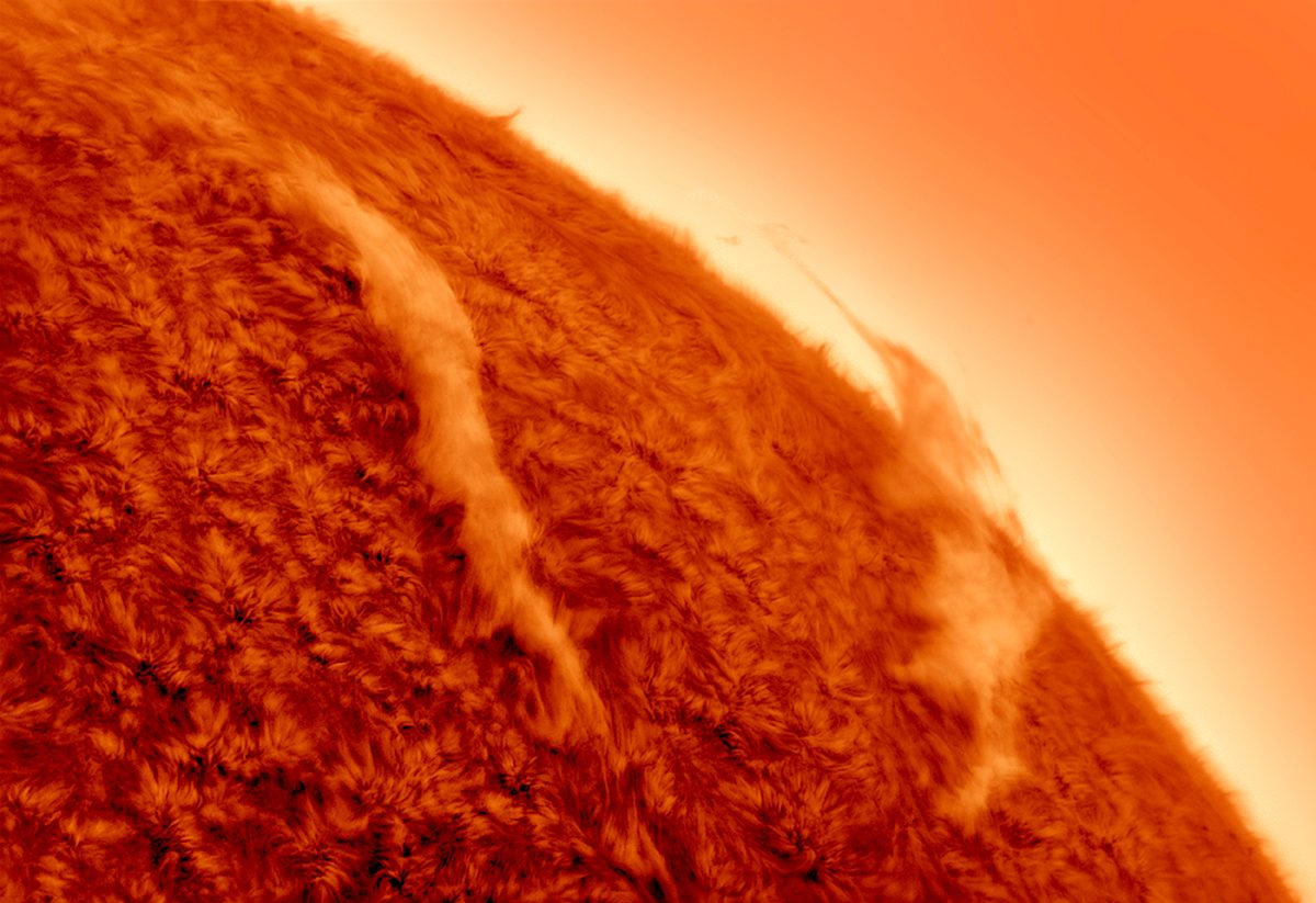 Suspended Plasma © Mario Cogo (Italy), Our Sun category. Taken with a home-built refractor, iStar Optical H-alpha 150 mm f/10 lens, Solar Spectrum 0.5A° H-alpha filter, Lunt 40 and Baader TZ-4 telecentric system, Astro-Physics 1200GTO mount, Player One Astronomy Apollo M-Max camera, 6,000 mm f/40, 33 x 10.6-millisecond exposures. Location: Monticello Conte Otto, Vicenza, Italy, 15 May 2025
