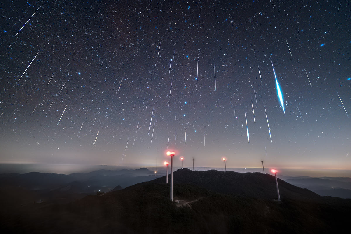 Meteor Shower Over the Big Dipper © ZhiPu Wang (China), Skyscapes category. Taken with a Nikon Z f camera, Viltrox 16 mm lens, 16 mm f/2, ISO 8000, 4-second exposure. Location: Sanming, Fujian Province, China, 15 December 2025