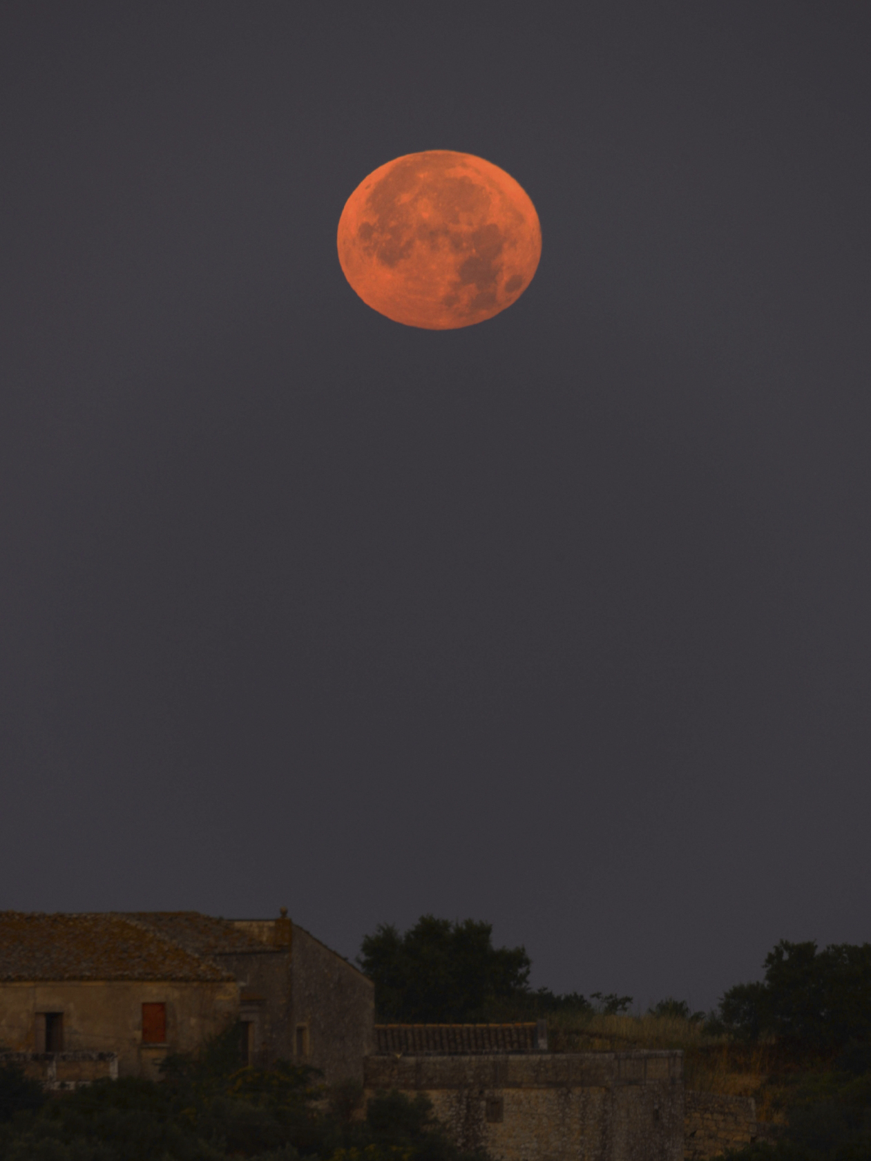 Thanks to Giovanni Passalacqua for sending us this image of the full Moon setting, captured from Ragusa, Sicily, Italy, 30 June 2026, 05:36 local time. Equipment: Canon EOS R DSLR camera, Sigma 600m lens, Manfrotto tripod. Exposure: ISO 100, f/10, 0.3s. Software: Photoshop