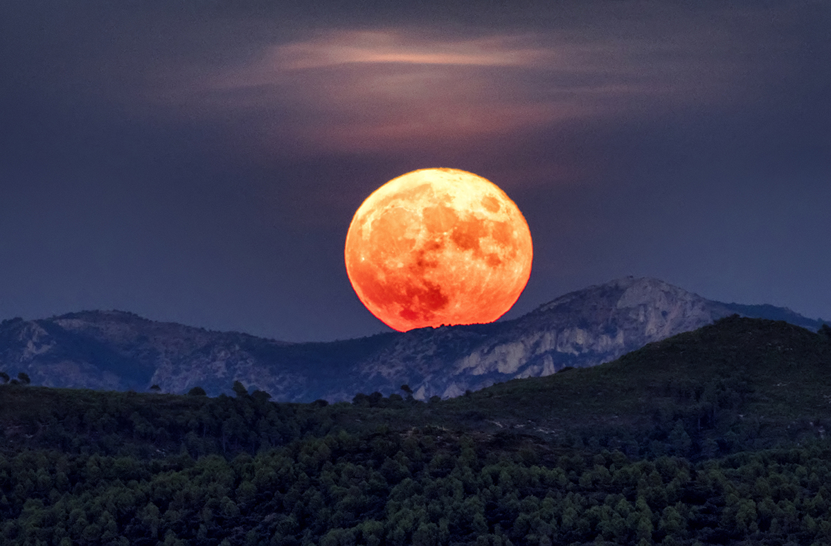 A full Moon always rises in the eastern sky around sunset. Credit: Jose A. Bernat Bacete
