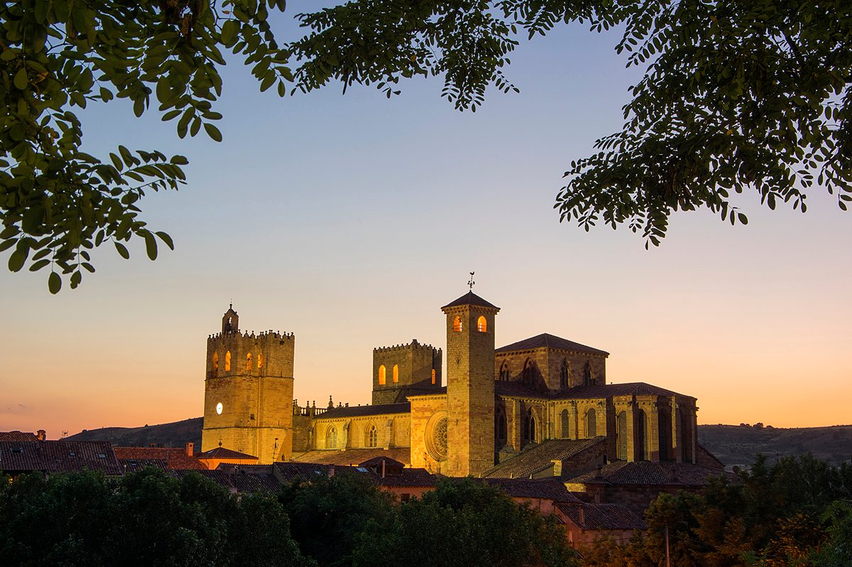 Sigüenza and its cathedral at night, Guadalajara, Spain. Credit: Iñigo Fdz de Pinedo / Getty Images
