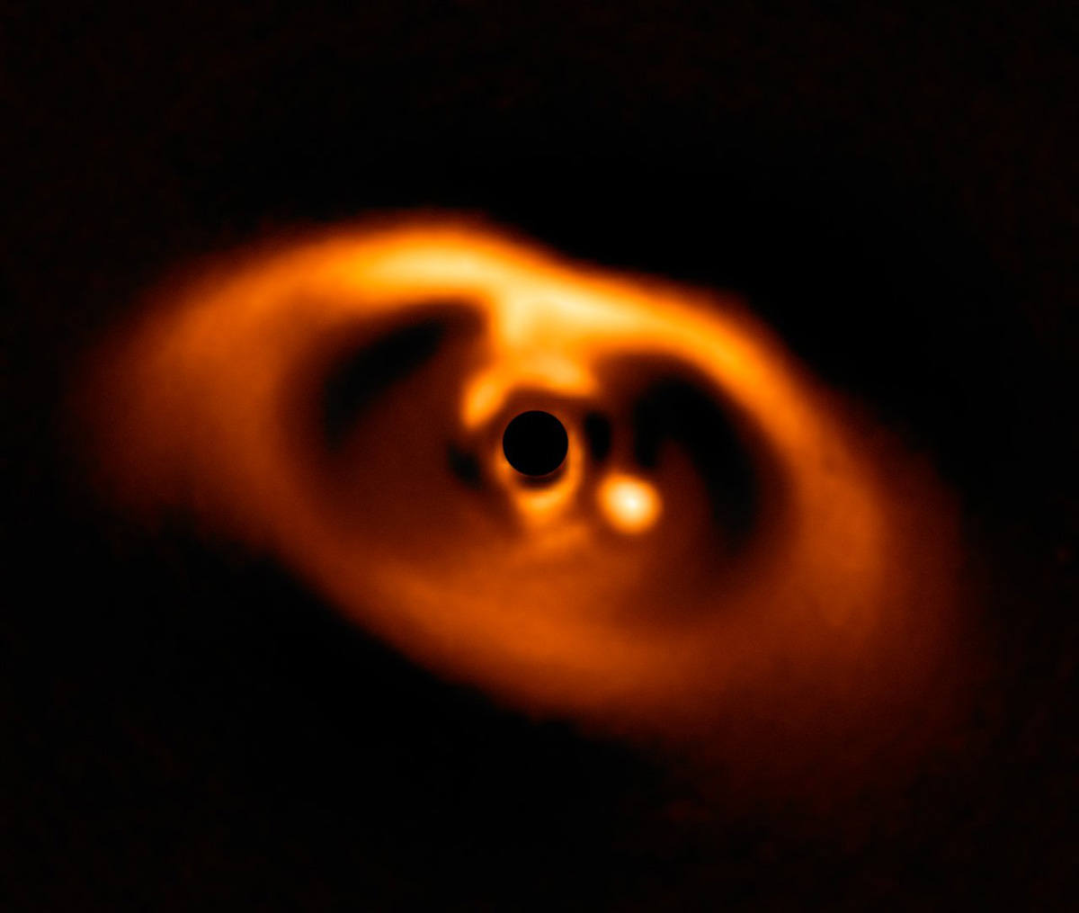 Exoplanet PDS 70b is still in the process of forming. It can be seen as a bright orange spot to the right of centre in this image captured by the SPHERE instrument on the Very Large Telescope. Credit: ESO/A. Müller et al.