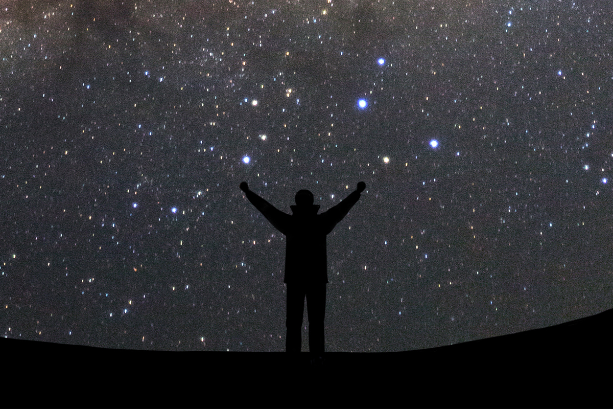 Stargazing planet alignment. Credit: sripfoto / Getty Images