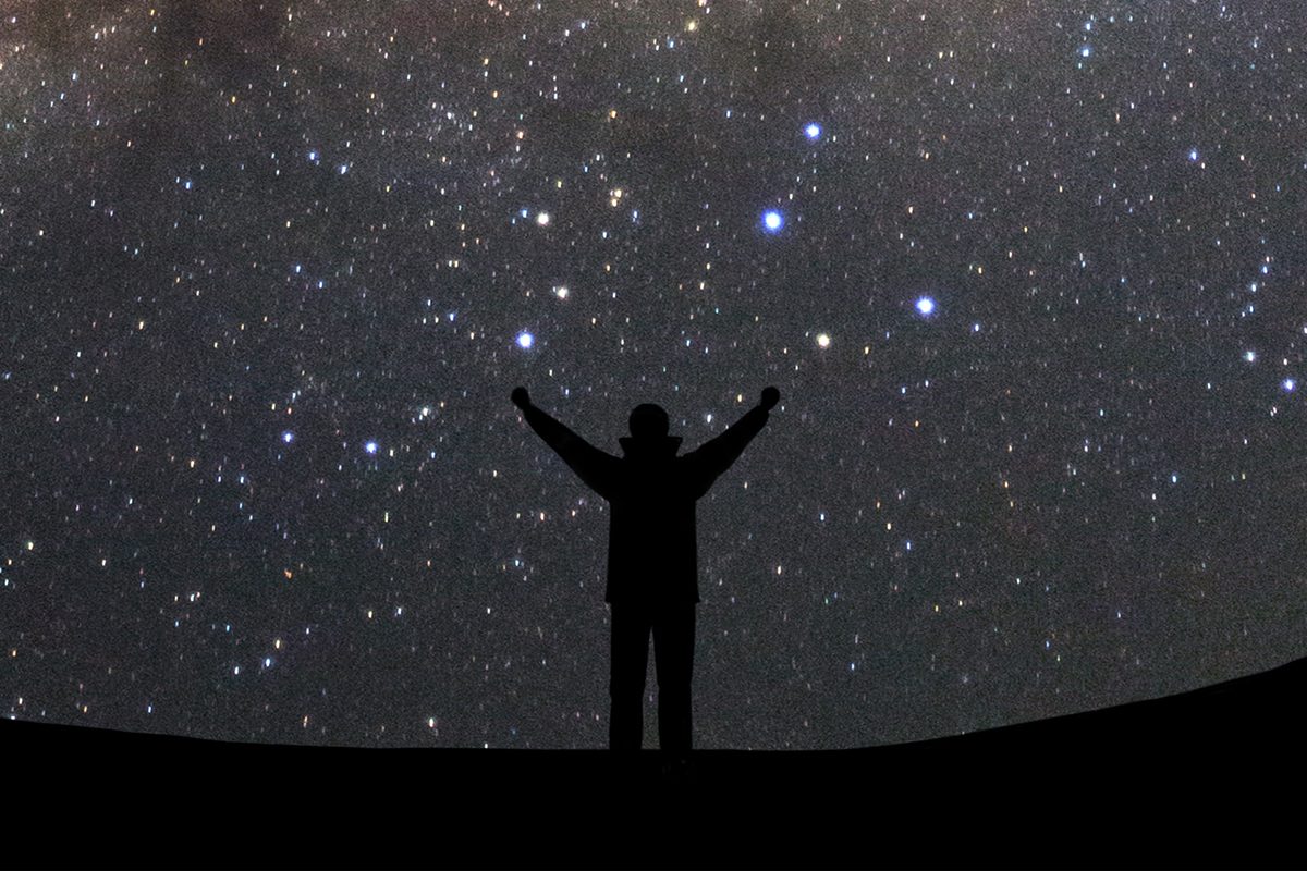 Stargazing planet alignment. Credit: sripfoto / Getty Images