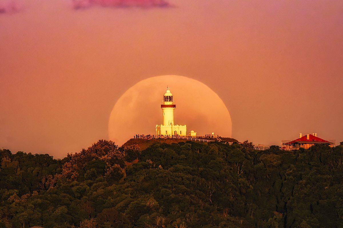 The Strawberry Moon captured by Taran Sohal over Byron Bay Lighthouse, New South Wales, Australia, 11 June 2025, 16:41 local time. Equipment: Sony A7 IV camera, Sony 200-600mm f/5.6 lens, Sirui tripod. Exposure: Single exposure at f/11, ISO 320, shutter 1/100. Processing: Adobe Photoshop 2025