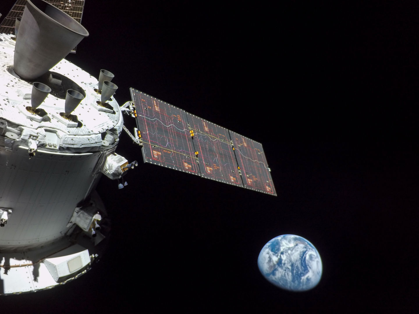 04 far side of the moon.jpeg and 04 orion and earth.jpeg Earth and the far side of the Moon Orion space capsule, Artemis 1 mission, 16 and 21 November 2022 Credit: NASA