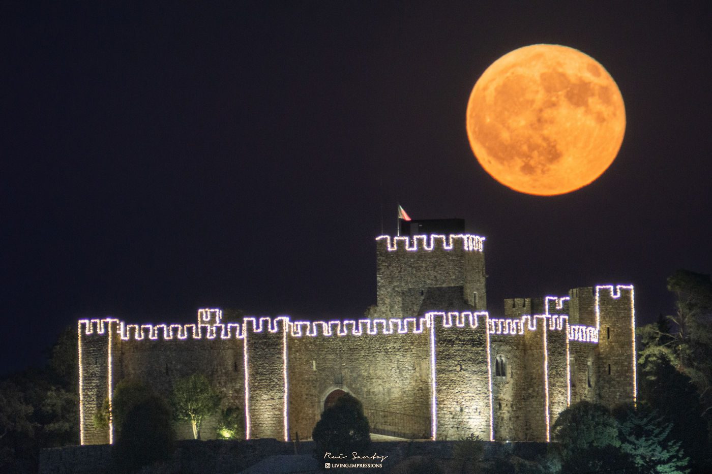 Sturgeon Moon over the Castle of Pombal Rui Santos, Pombal, Leiria, Portugal, 9 August 2025 Equipment: Sony Alpha A6000 camera, Lightdow 420-800mm lens, Geekoto AT24Pro Dreamer tripod
