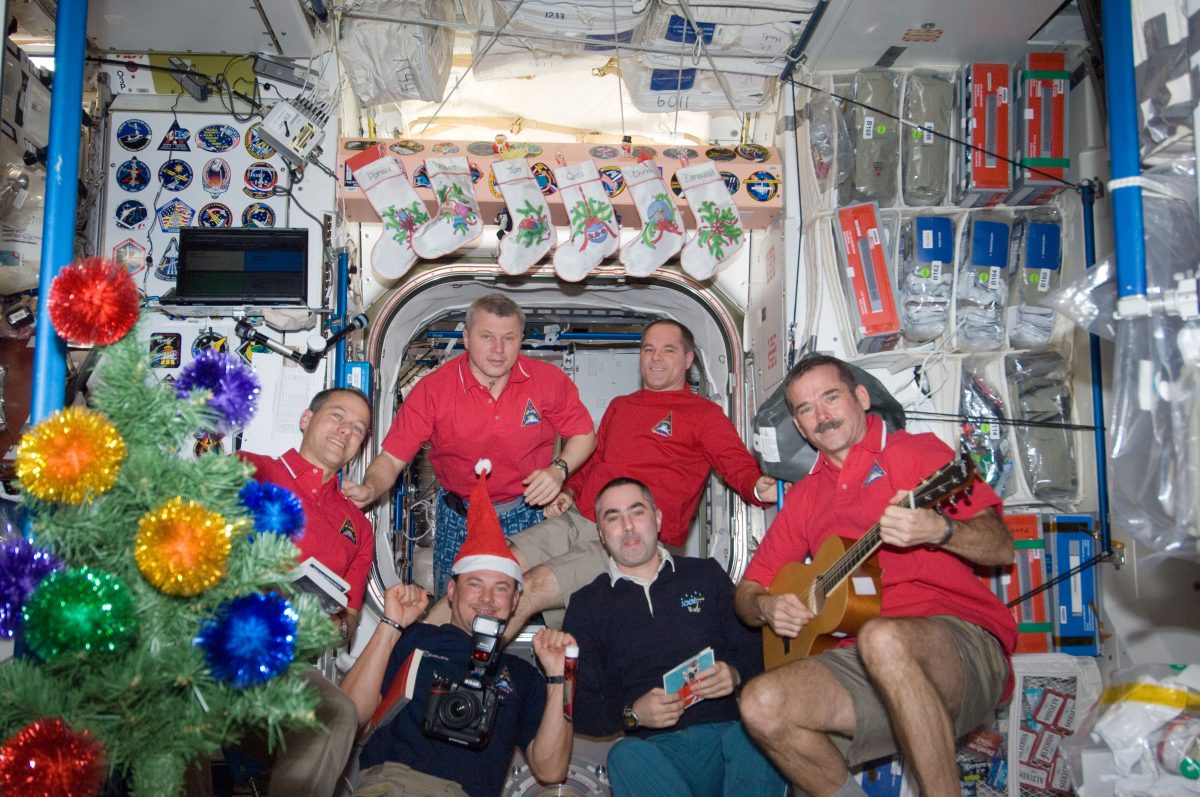 The Expedition 34 crew on the ISS assemble in the Unity node to mark Christmas Eve 2012. Clockwise from top right Kevin Ford, Chris Hadfield, Evgeny Tarelkin, Roman Romanenko, Tom Marshburn and Oleg Novitskiy. Credit: NASA