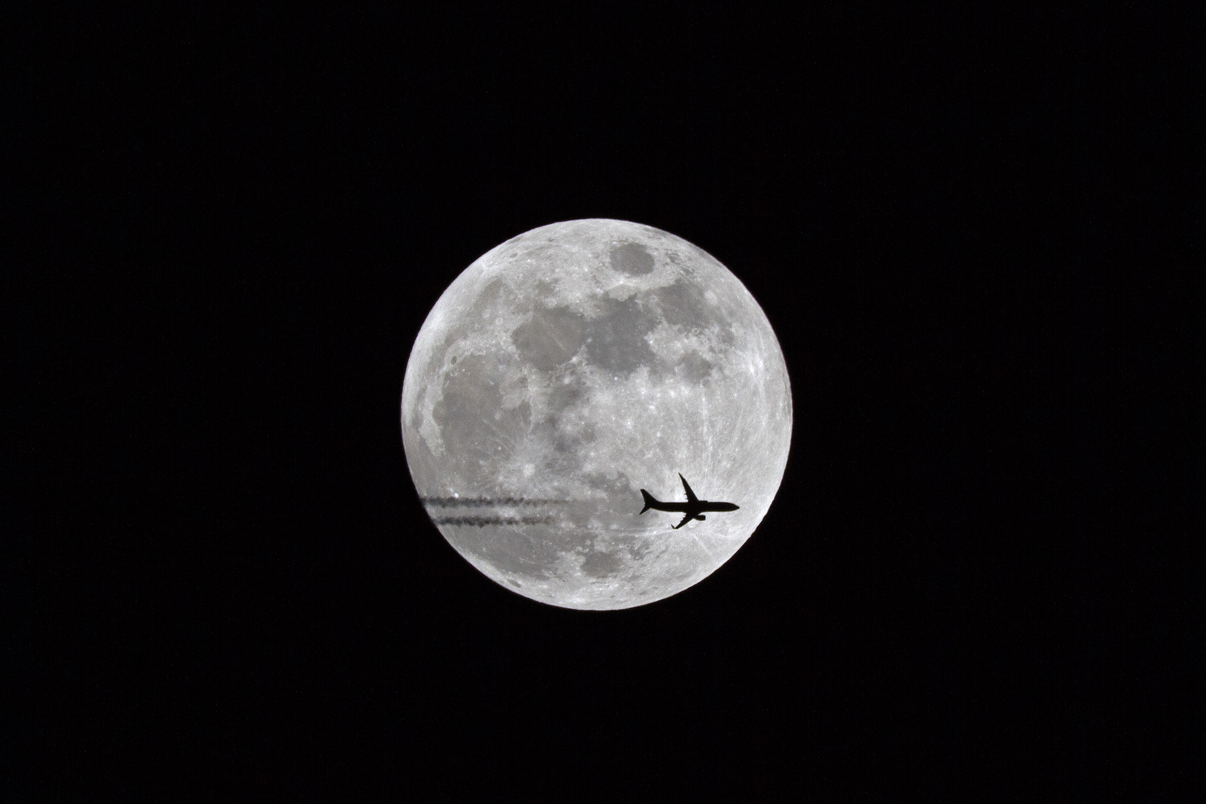 Snow Moon and Ryanair 737-800 by Mark Pelleymounter, Bournemouth, Dorset, UK. Equipment: Canon 7D, Tamron 150-600mm.