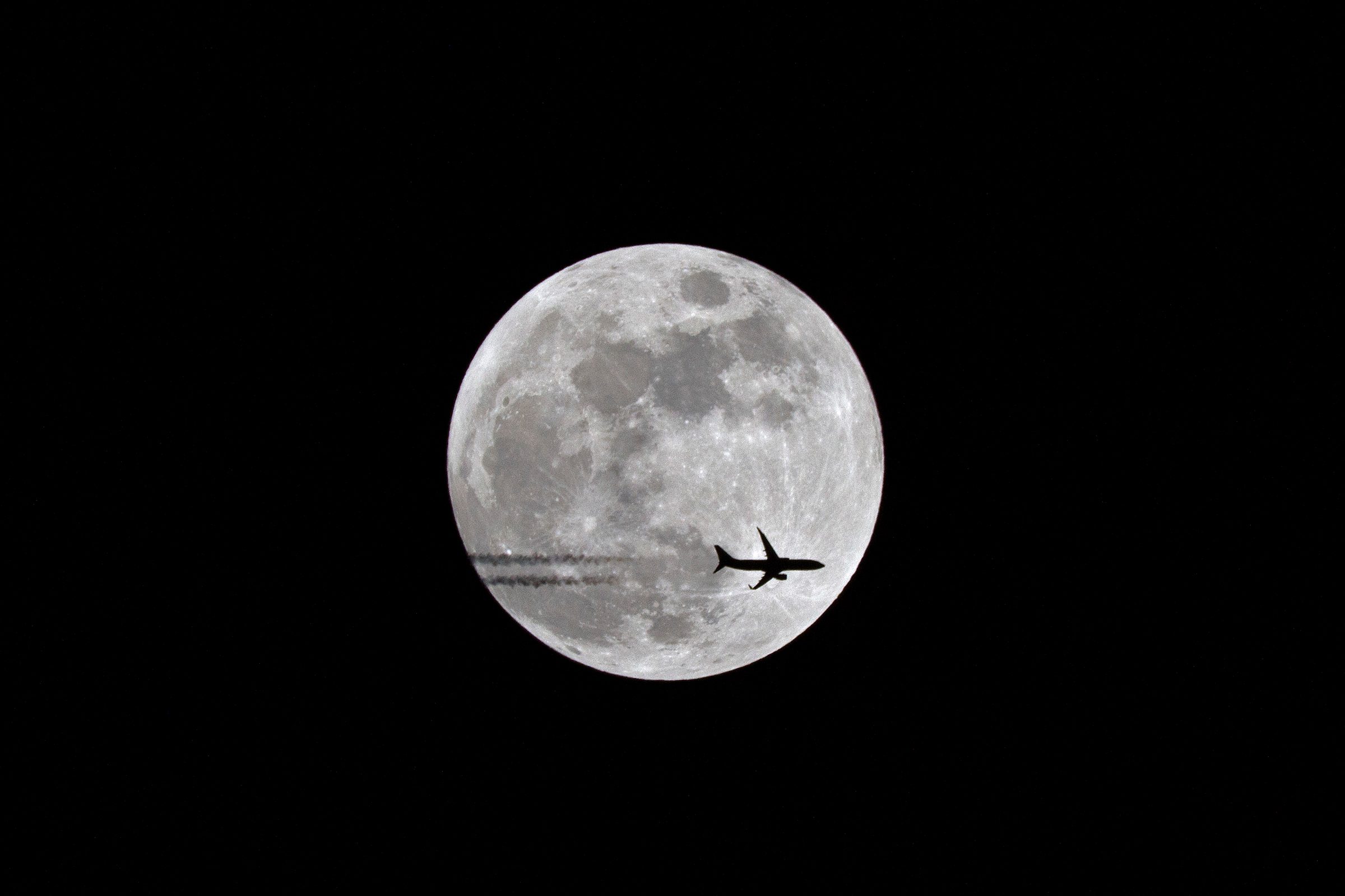 Snow Moon and Ryanair 737-800 by Mark Pelleymounter, Bournemouth, Dorset, UK. Equipment: Canon 7D, Tamron 150-600mm.