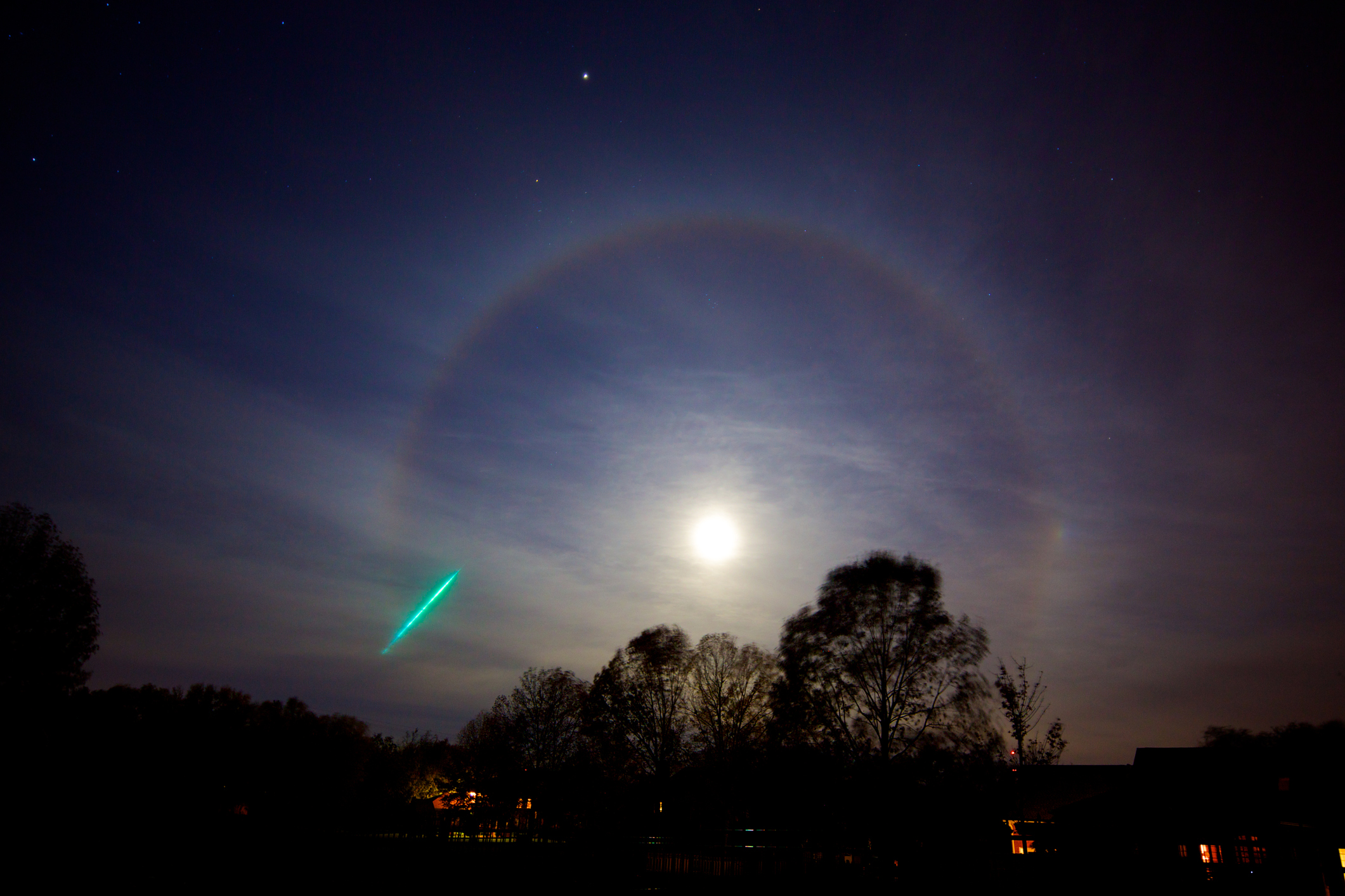 Photo of a meteorite and a Moonbow around a Hunter's Moon. Credit: Acoll123 / Getty
