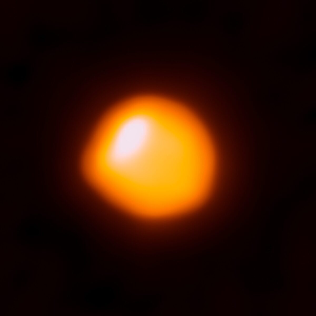 An earlier image of Betelgeuse by ALMA shows a bright hotspot in the same region as the 2023 image. Credit: ESO/NAOJ/NRAO)/E. O’Gorman/P. Kervella