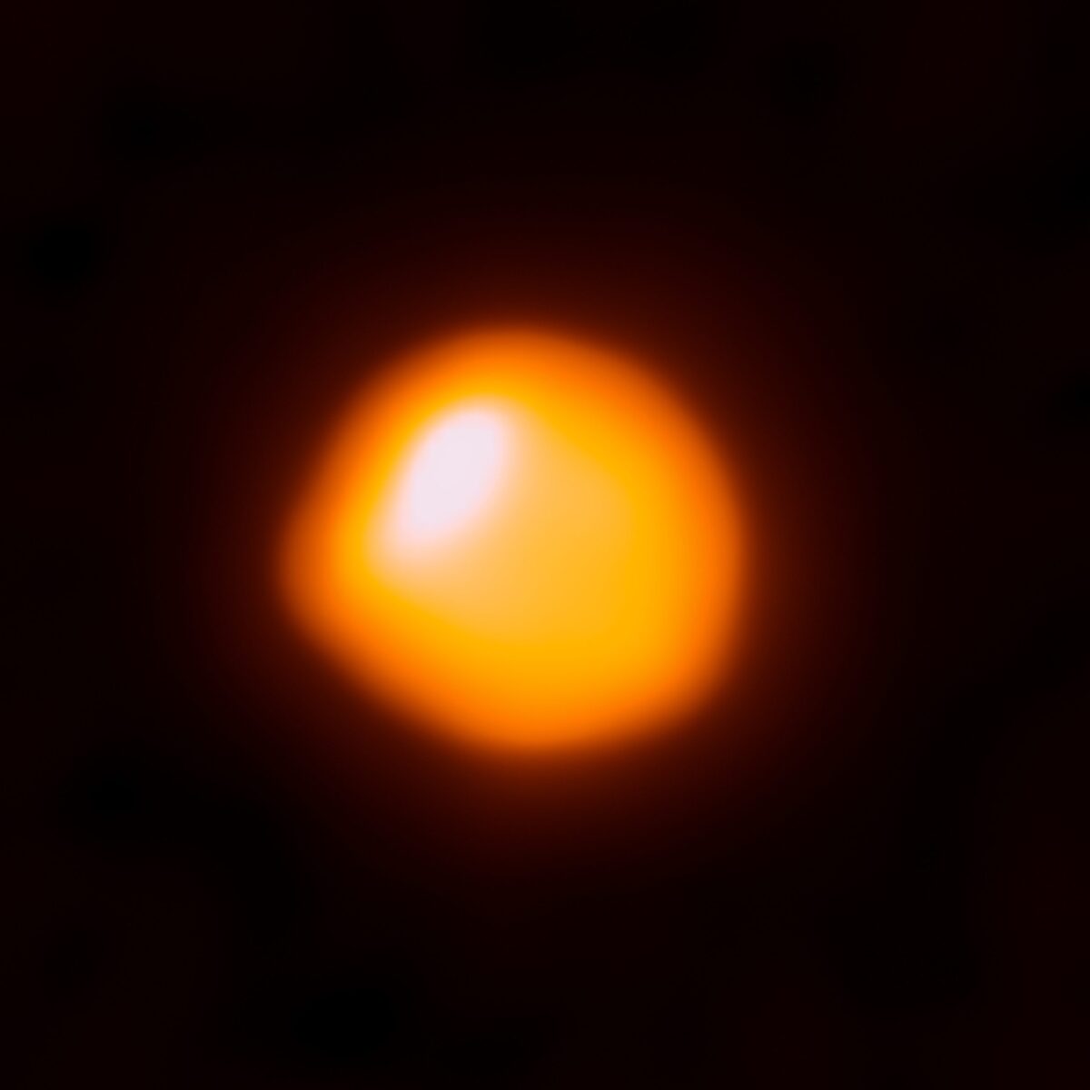 An earlier image of Betelgeuse by ALMA shows a bright hotspot in the same region as the 2023 image. Credit: ESO/NAOJ/NRAO)/E. O’Gorman/P. Kervella