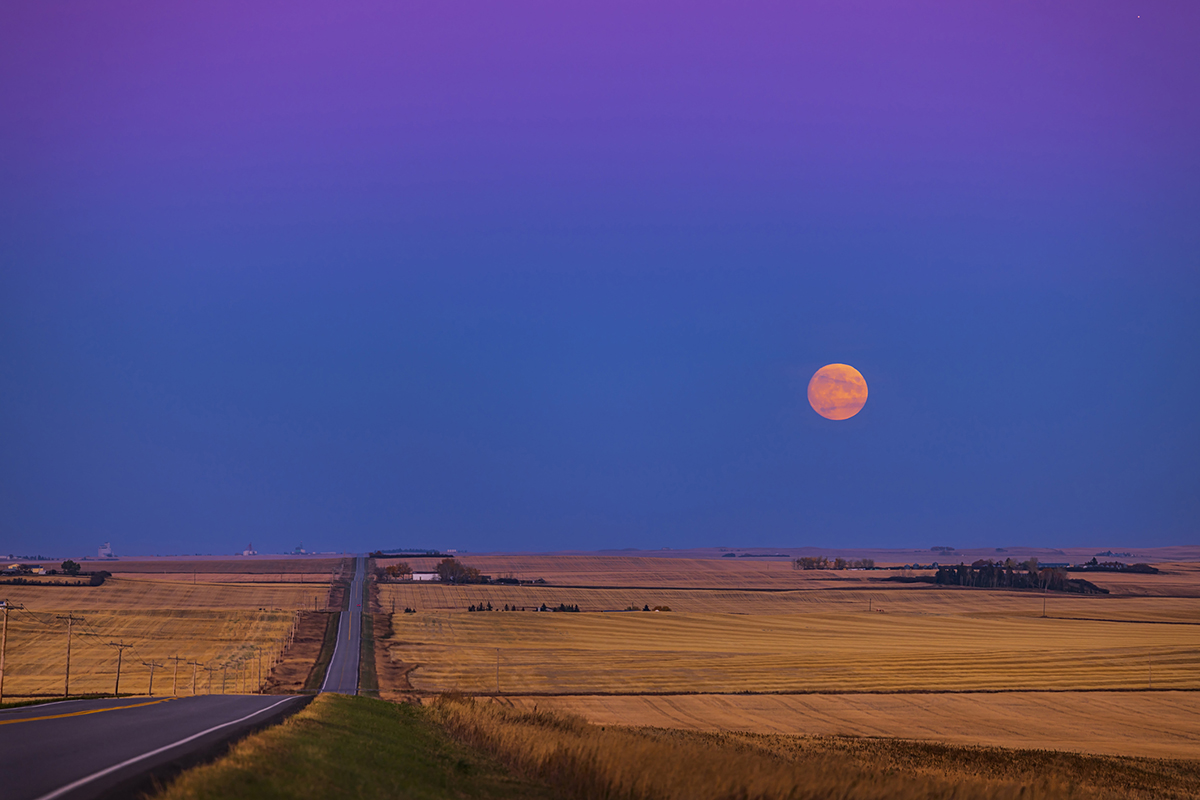 Hunter's Moon over Alberta, Canada, 8 October 2024. Credit: Alan Dyer/Stocktrek Images