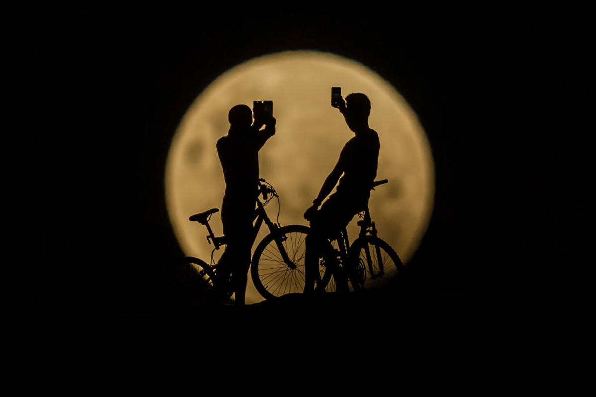 Photograph full Moon with a smartphone. Credit: Paul Kane/Getty Images