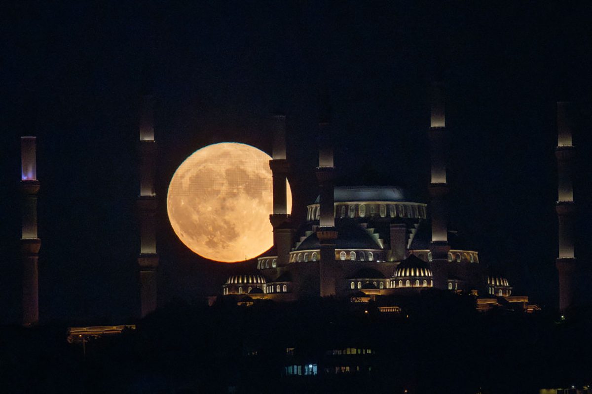 The Sturgeon full moon rises behind Istanbul's Camlica Mosque on 1 August 2023 in Istanbul, Turkey. Photo by Chris McGrath/Getty Images