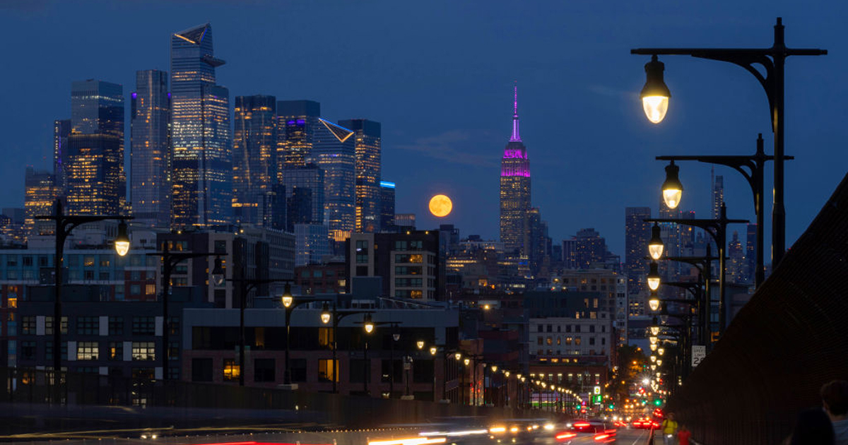 Super Harvest Moon over midtown Manhattan and the Empire State Building, New York City, USA. Foreground shows traffic along the 14th Street Viaduct, 17 September 2024. Photo by Gary Hershorn/Getty Images