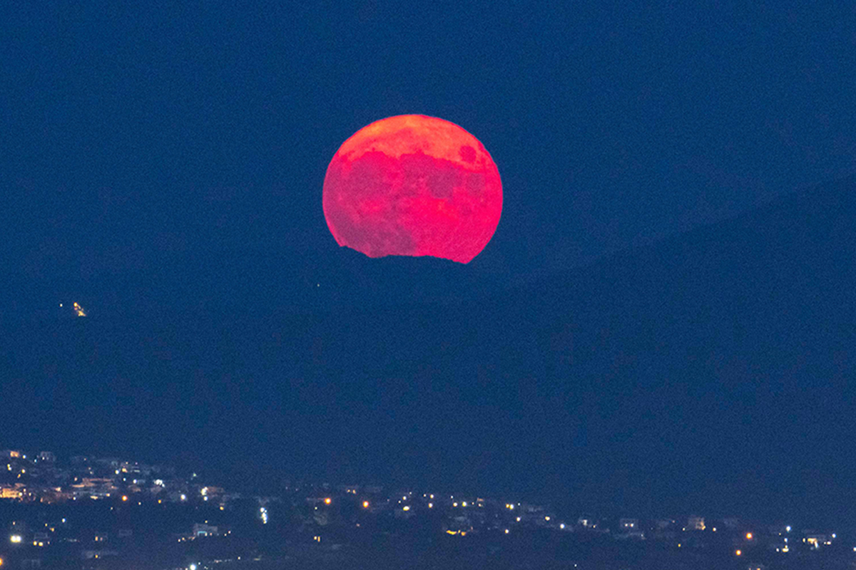 Red full Moon – the August Sturgeon Moon – rising over Thessaloniki, Greece, 22 August 2021. This was a Blue Moon, but as you can see, was actually coloured red. Photo by Nicolas Economou/NurPhoto via Getty Images