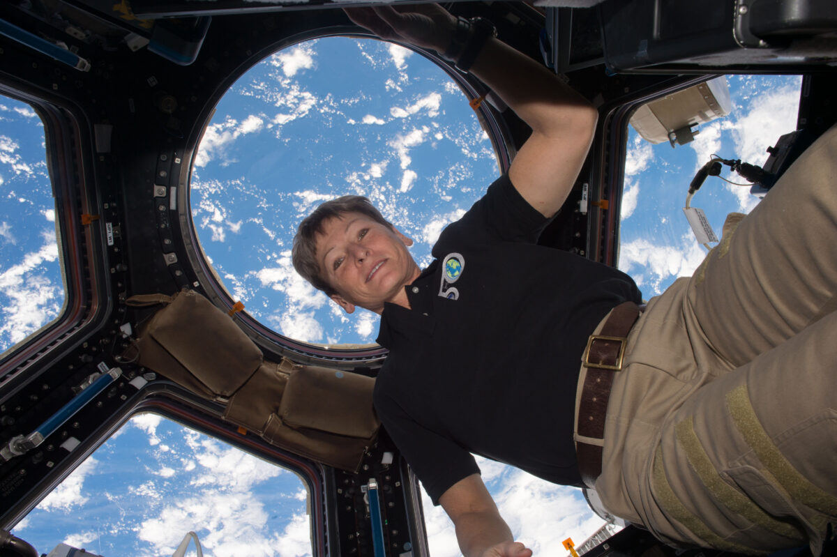 Ang astronaut ng NASA na si Peggy Whitson ay nakalarawan sa seksyon ng Cupola ng International Space Station. Pinasasalamatan: NASA