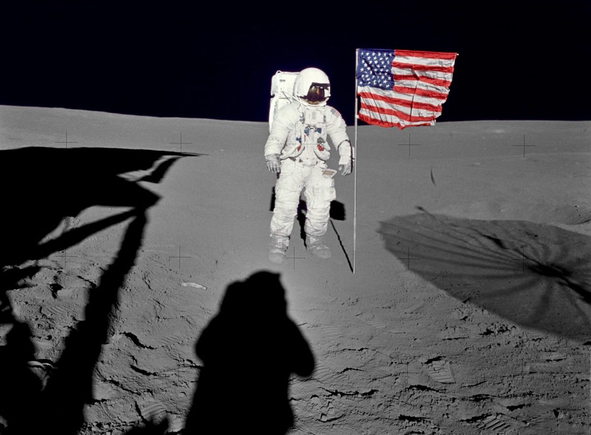 Ang Astronaut na si Edgar D. Mitchell, sa unang spacewalk ng Apollo 14, na nakuhanan ng larawan ni Alan B. Shepard Jr. Credit: NASA