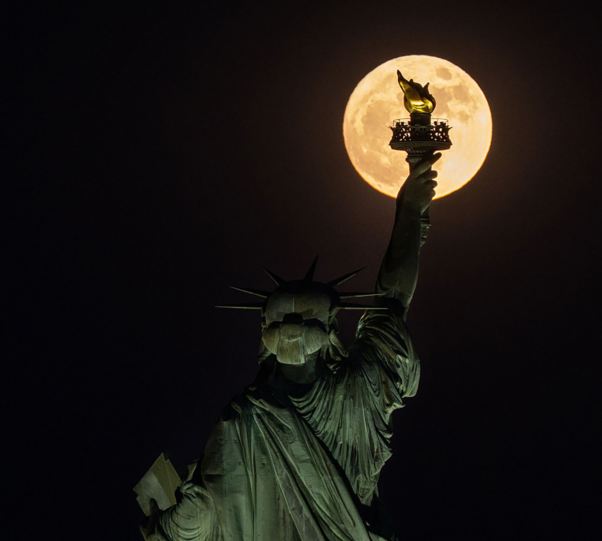 The full Blue Moon rises behind the Statue of Liberty in New York City, USA, 30 May 2026. Photo by Lokman Vural Elibol/Anadolu via Getty Images