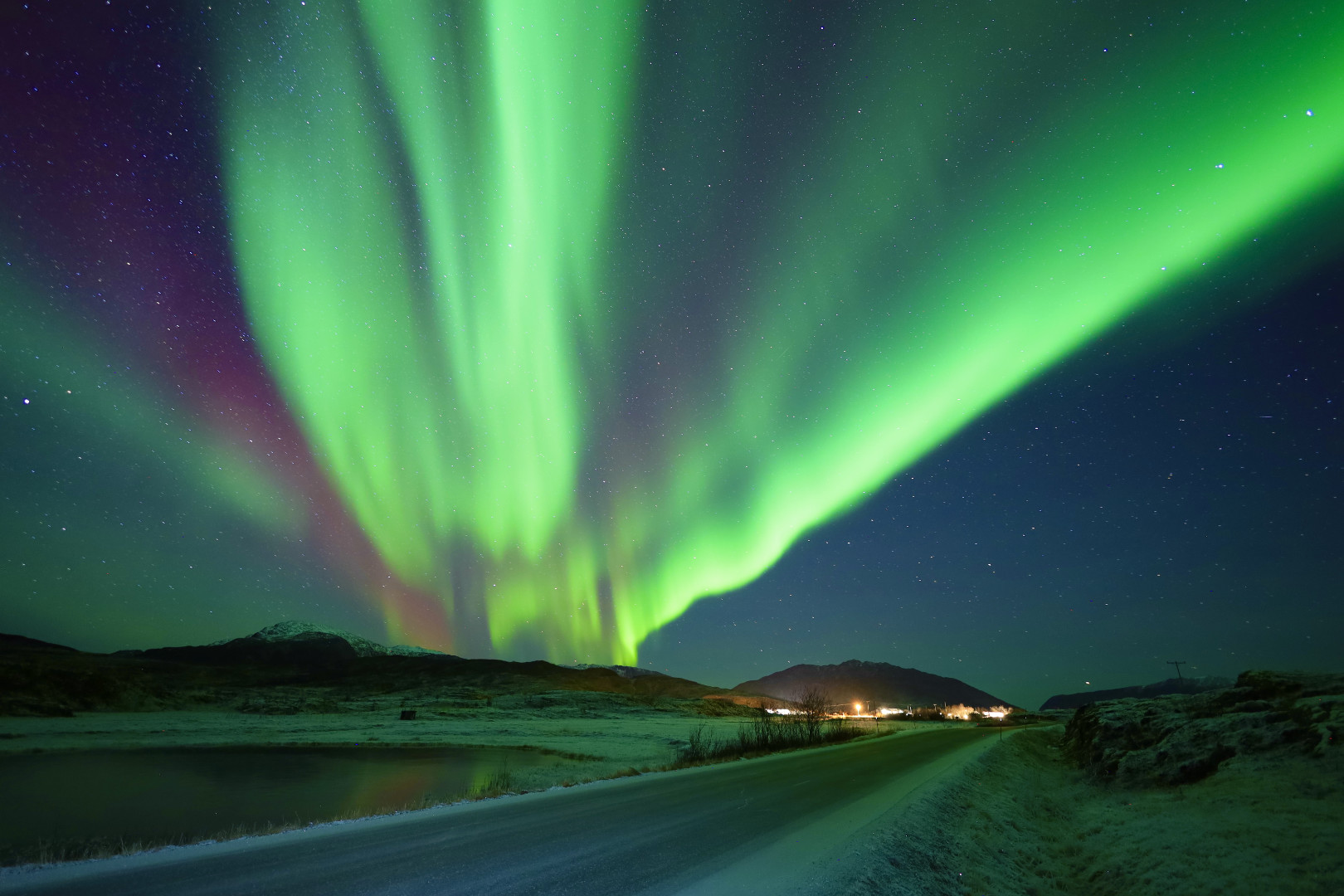 Aurora borealis Larissa Paranhos Meireles, Kvaløyvågvegen, Norway, 20 November 2022 Equipment: Canon EOS RP camera, Canon 16mm lens, K&F Concept tripod