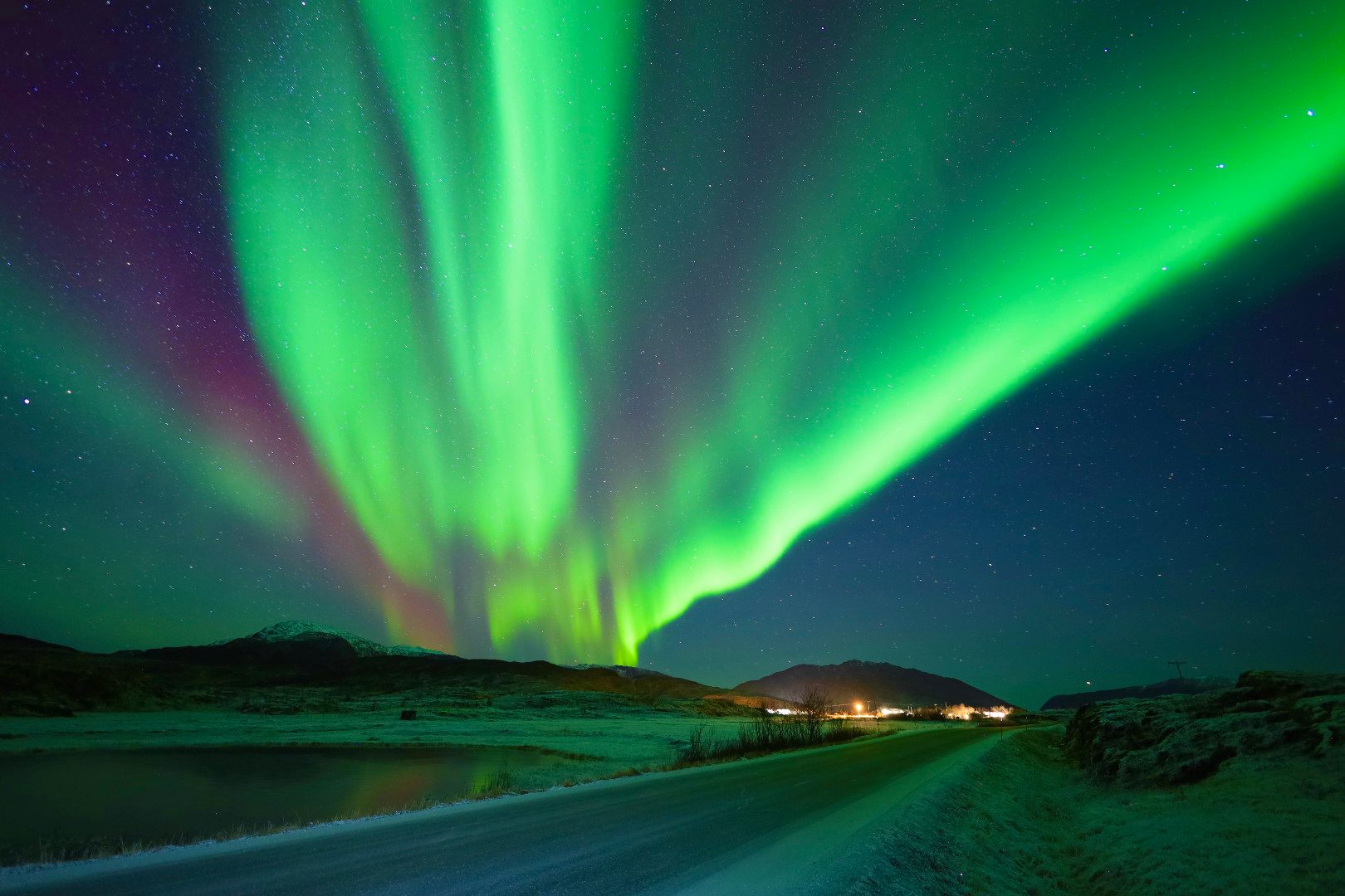 Aurora borealis Larissa Paranhos Meireles, Kvaløyvågvegen, Norway, 20 November 2022 Equipment: Canon EOS RP camera, Canon 16mm lens, K&F Concept tripod