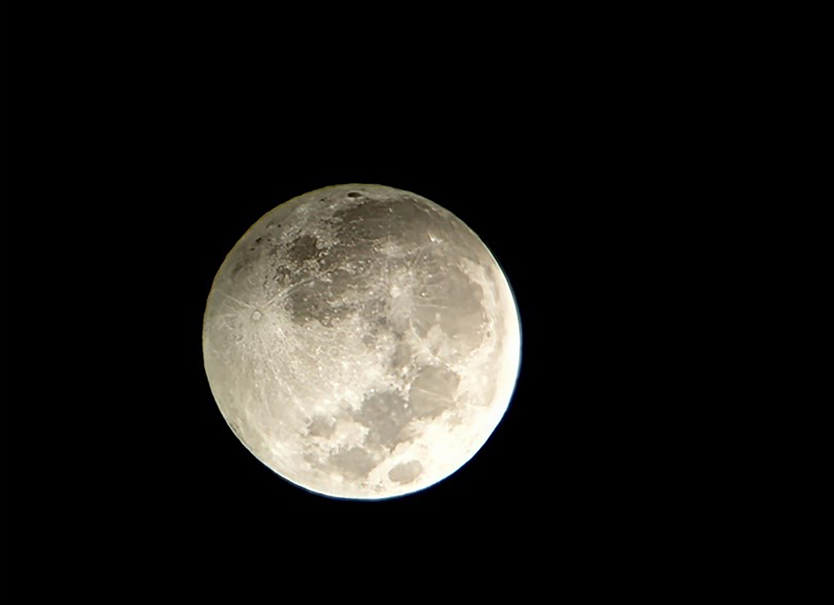 StarSense Explorer 114mm tabletop Dobsonian moon