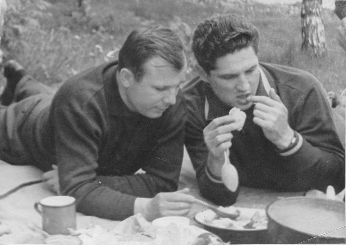 Boris Volynov (right) pictured with fellow cosmonaut Yuri Gagarin&nbsp;(left). Credit: Aliev Alexandr Ibragimovich