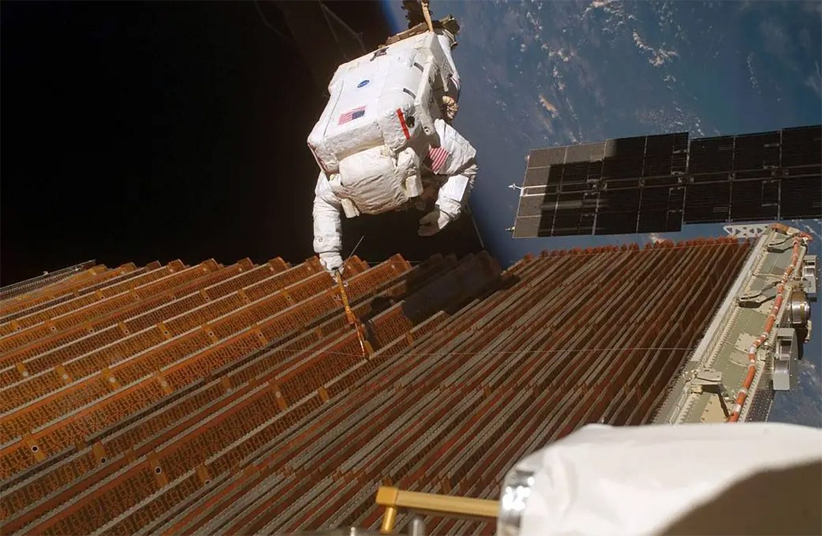 Robert Curbeam works on the port overhead solar array wing on the International Space Station during Space Shuttle Discovery’s STS-116 mission, December 2006. Credit: NASA