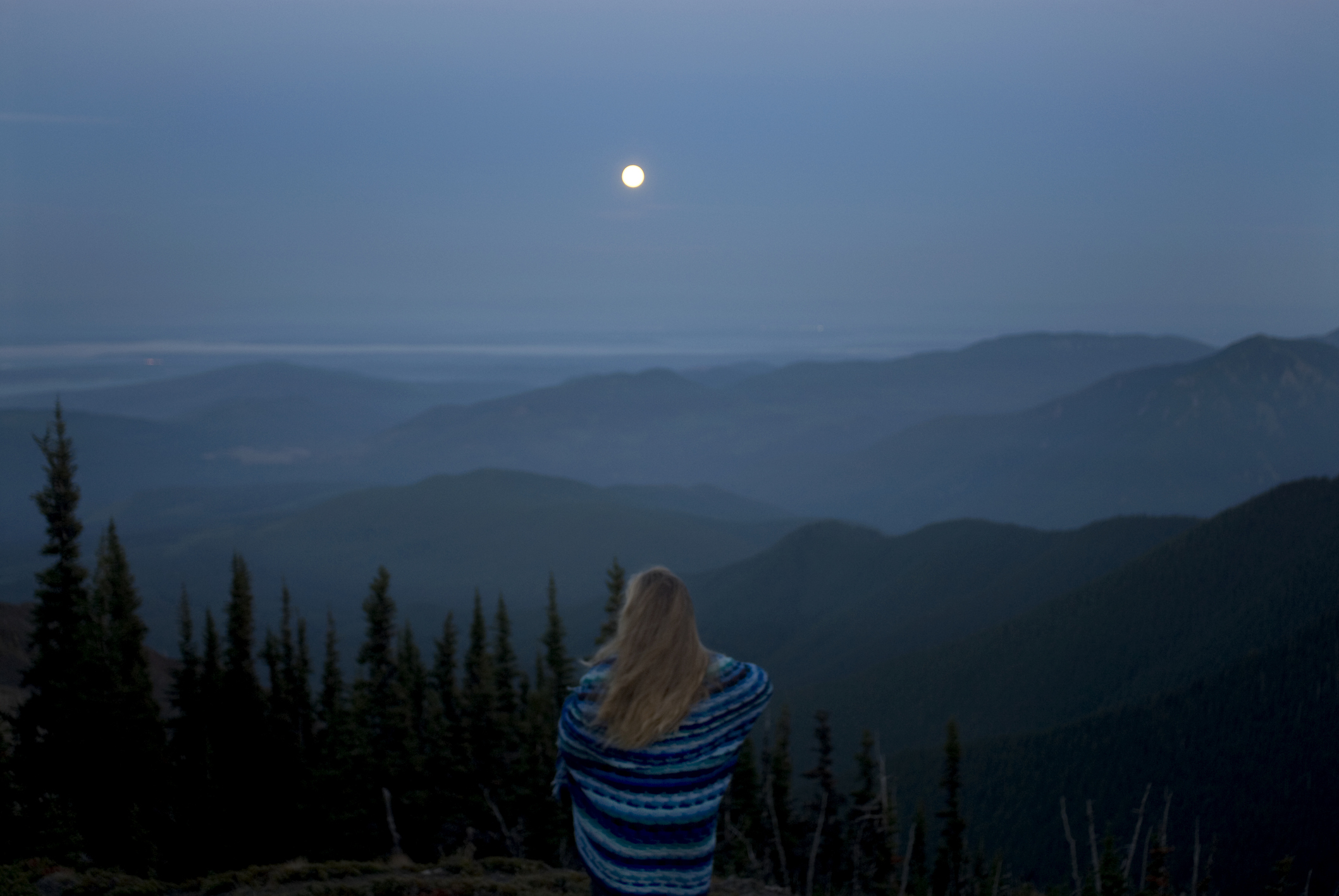 Woman observing a full Moon. Credit: Aaron McCoy / Getty