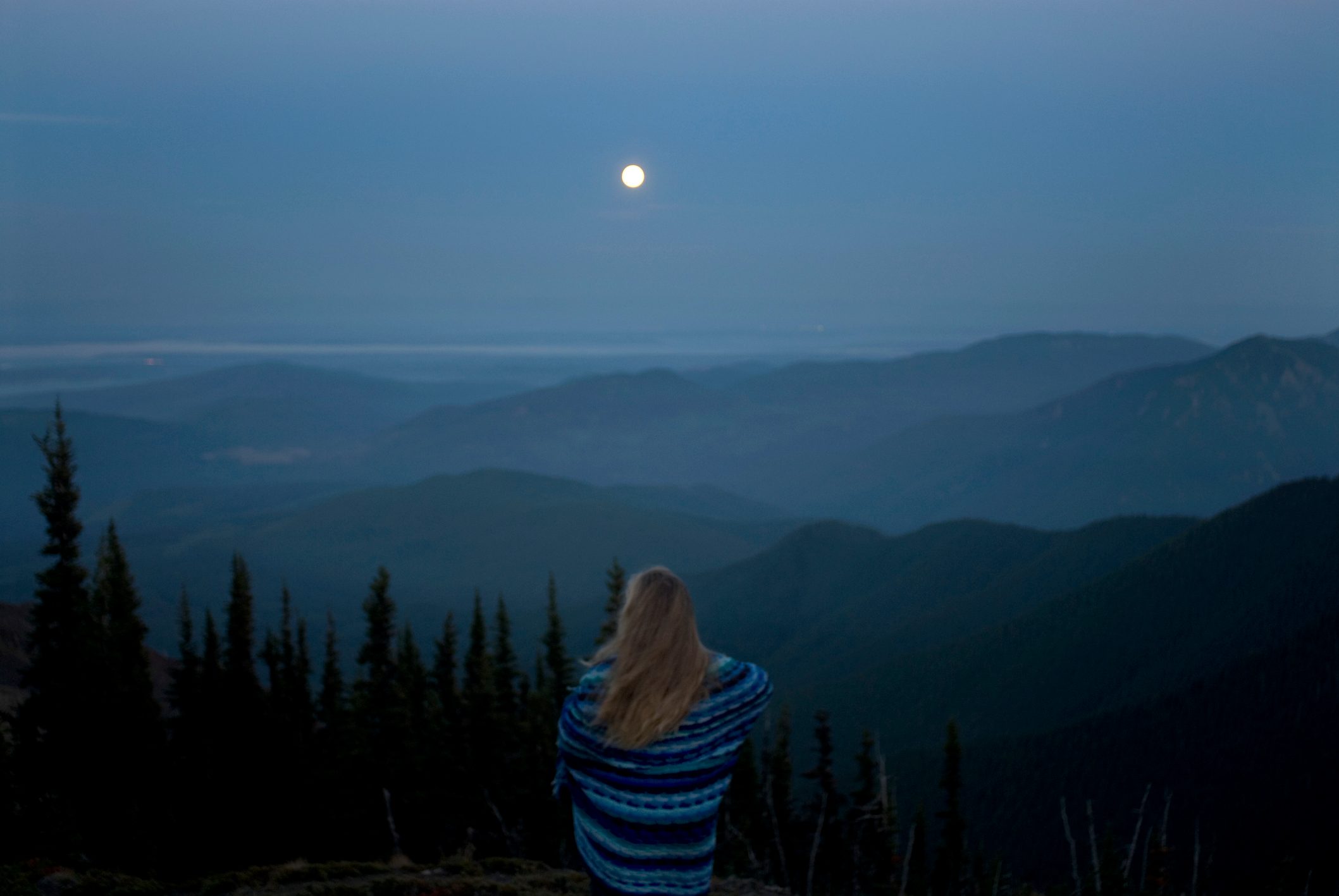 Woman observing a full Moon. Credit: Aaron McCoy / Getty