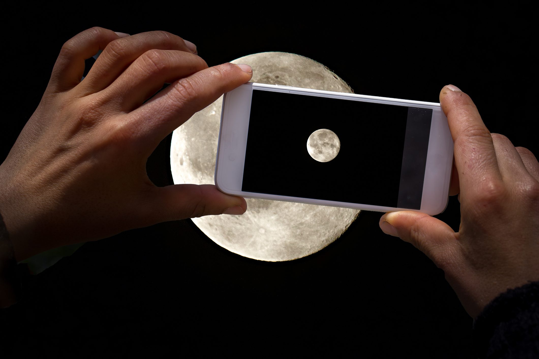 Photograph the full Moon with your smartphone. Credit: Brigitte Blättler / Getty Images
