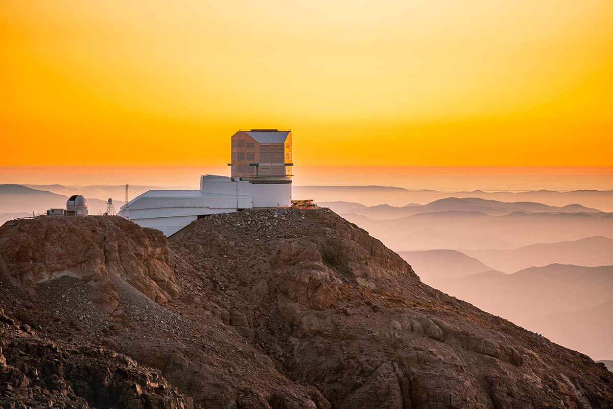 NSF-DOE Vera C. em Cerro Pacan, Chile ao pôr do sol. Observatório Rubin. Crédito: NSF-DOE Observatório Vera C. Rubin