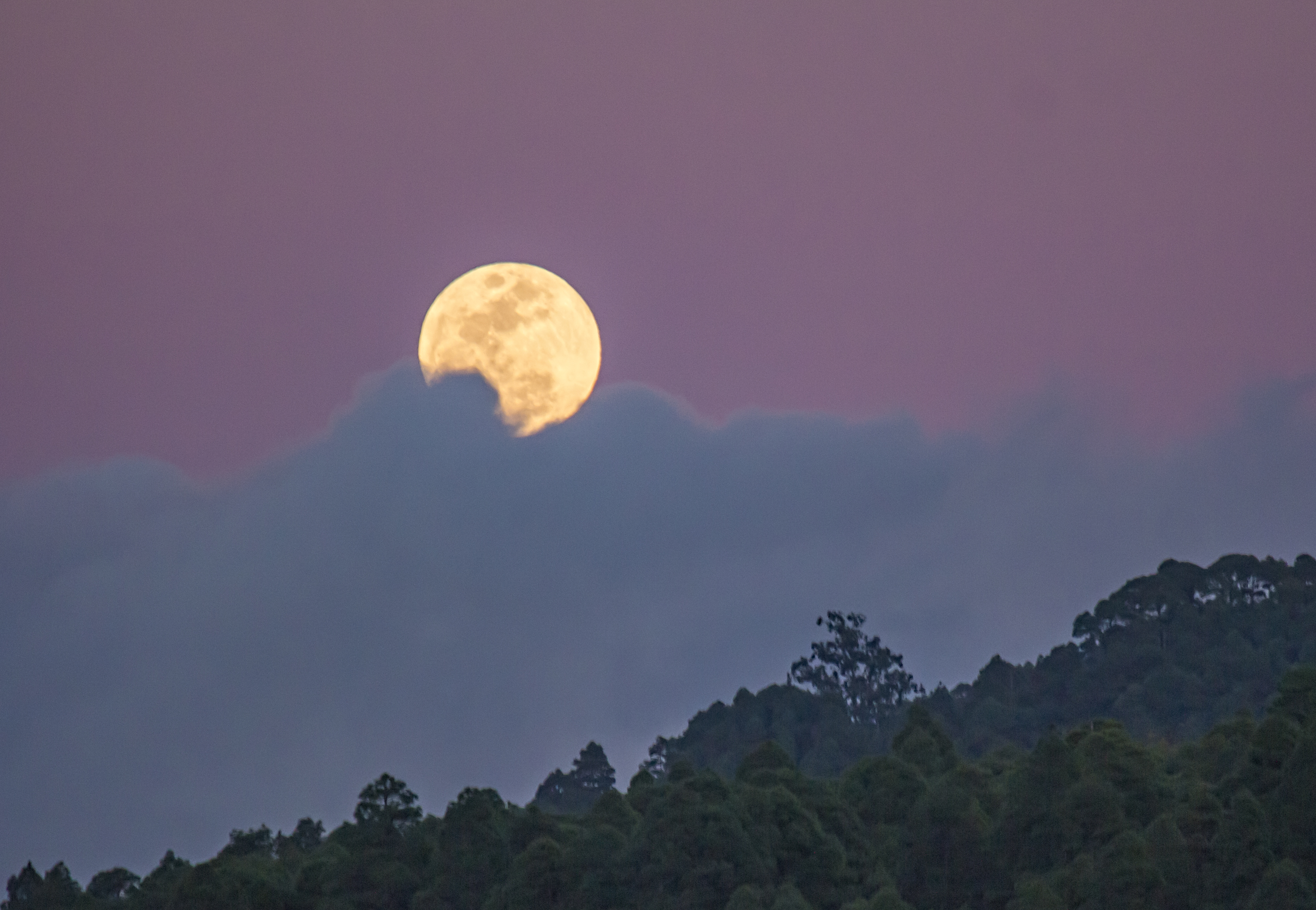 Full Moon_025 Full Moon rising over North Tenerife by Peter Louer, Tenerife. Equipment: Canon 700D, 55-250mm lens.