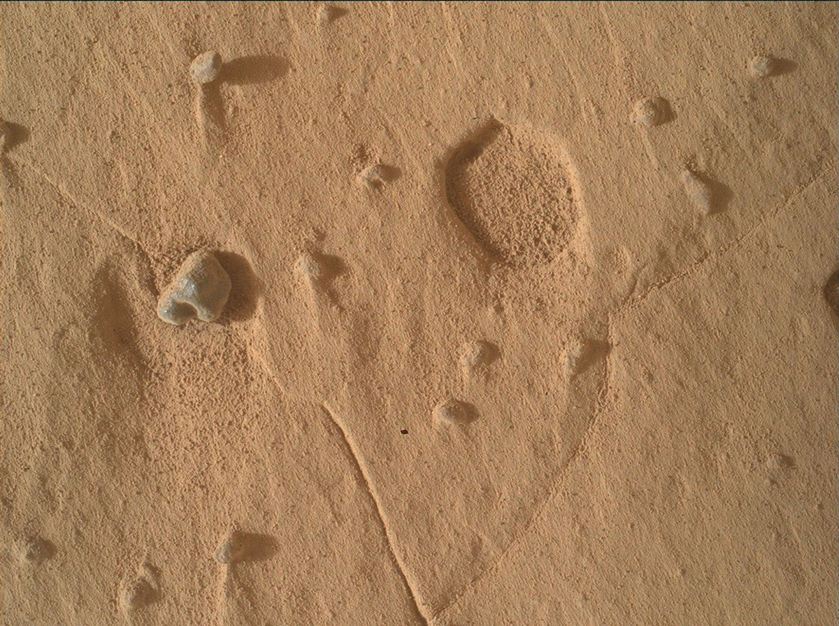 Composite image showing the surface of Mars and a 1cm-wide pit, captured by NASA’s Mars rover Curiosity on 19 August 2026 at 07:59:21 UTC. Credit: NASA/JPL-Caltech/MSSS